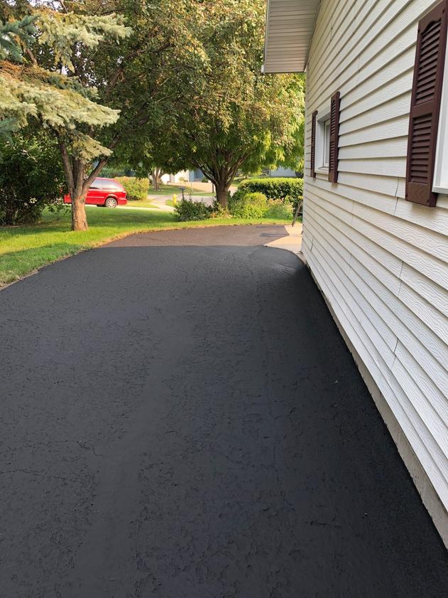 asphalt-driveway-overlay-vs-resealer