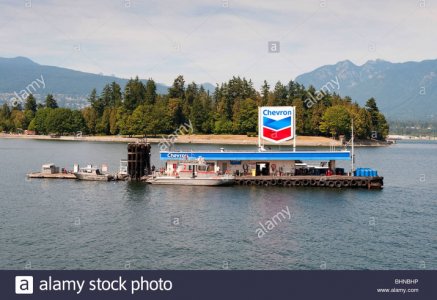 floating-chevron-fuel-station-for-boats-in-coal-harbour-vancouver-BHNBHP.jpg