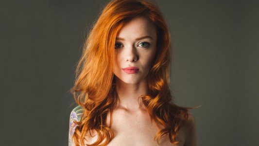 64127-Suicide_Girls-model-women-tattoo-redhead-simple_background-bare_shoulders-lipstick-green_e.jpg