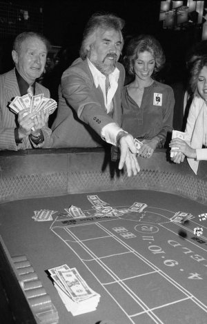 kenny-rogers-throwing-dice-in-1979.jpg