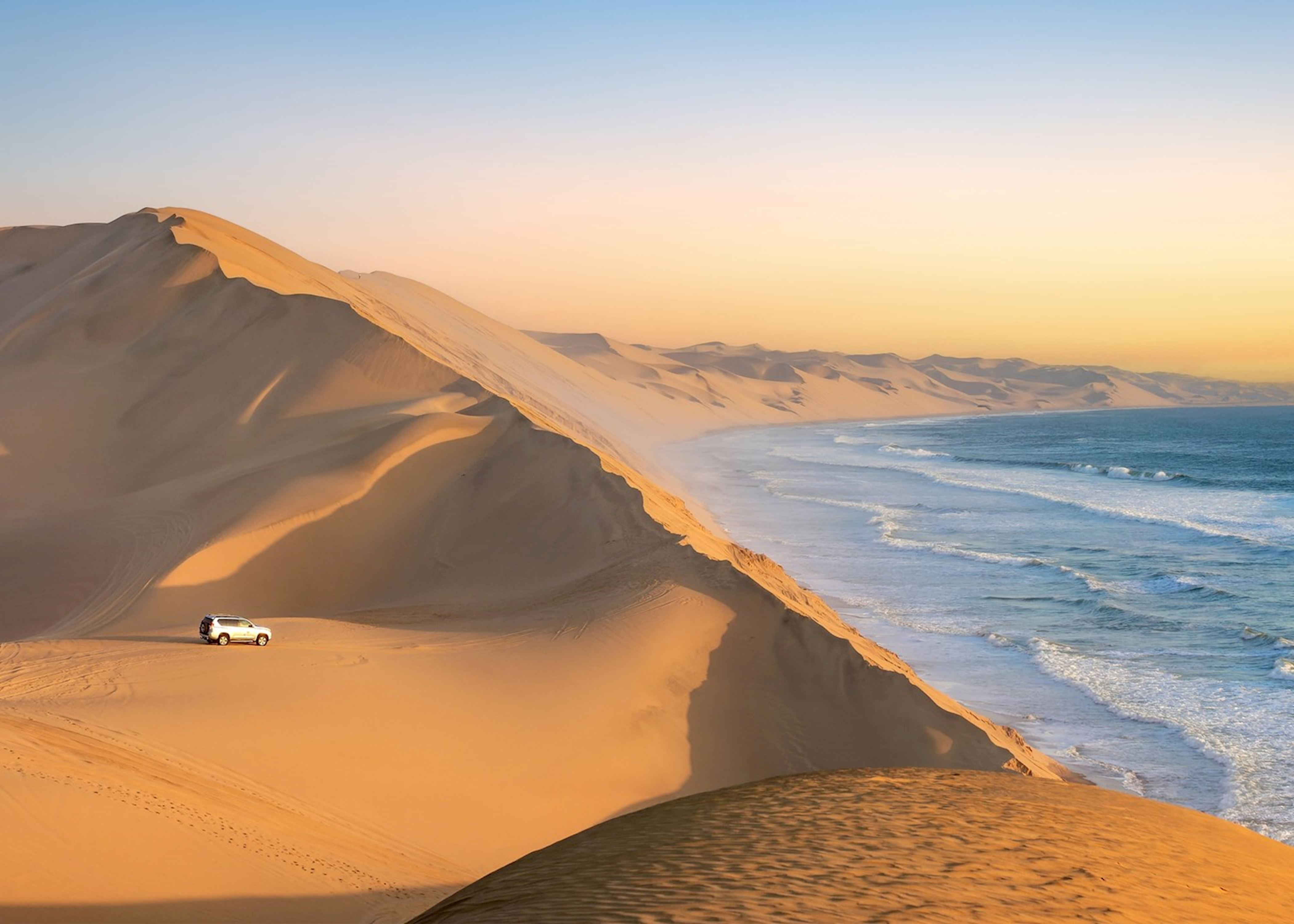 16029228-sand-dunes-in-namibnaukluft-national-park.jpg